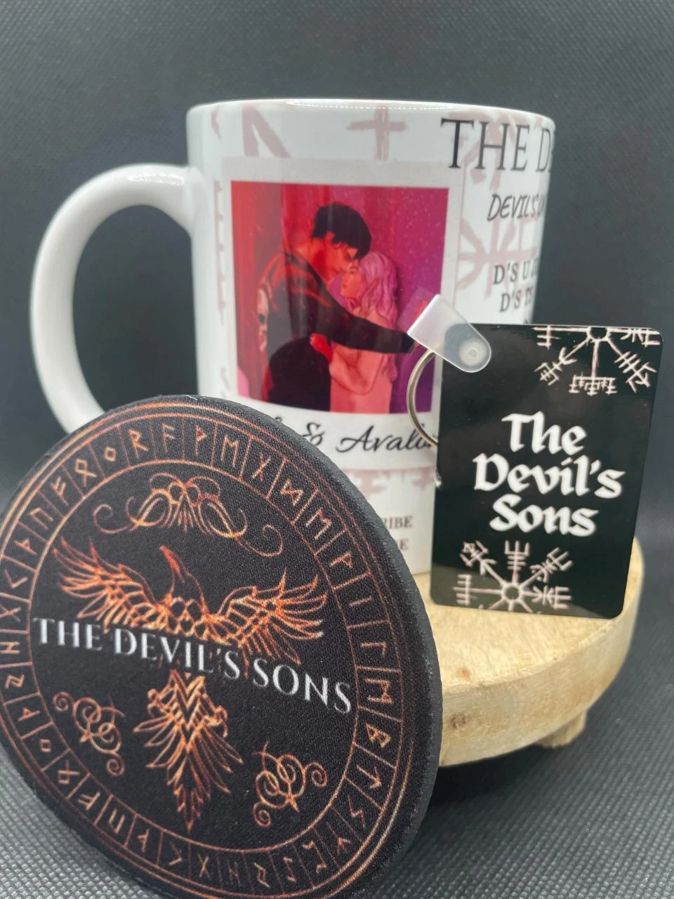 🎁 Coffret Mug – Mug + Porte-clés + Dessous de Tasse – The Devil's Sons 🖤🔥